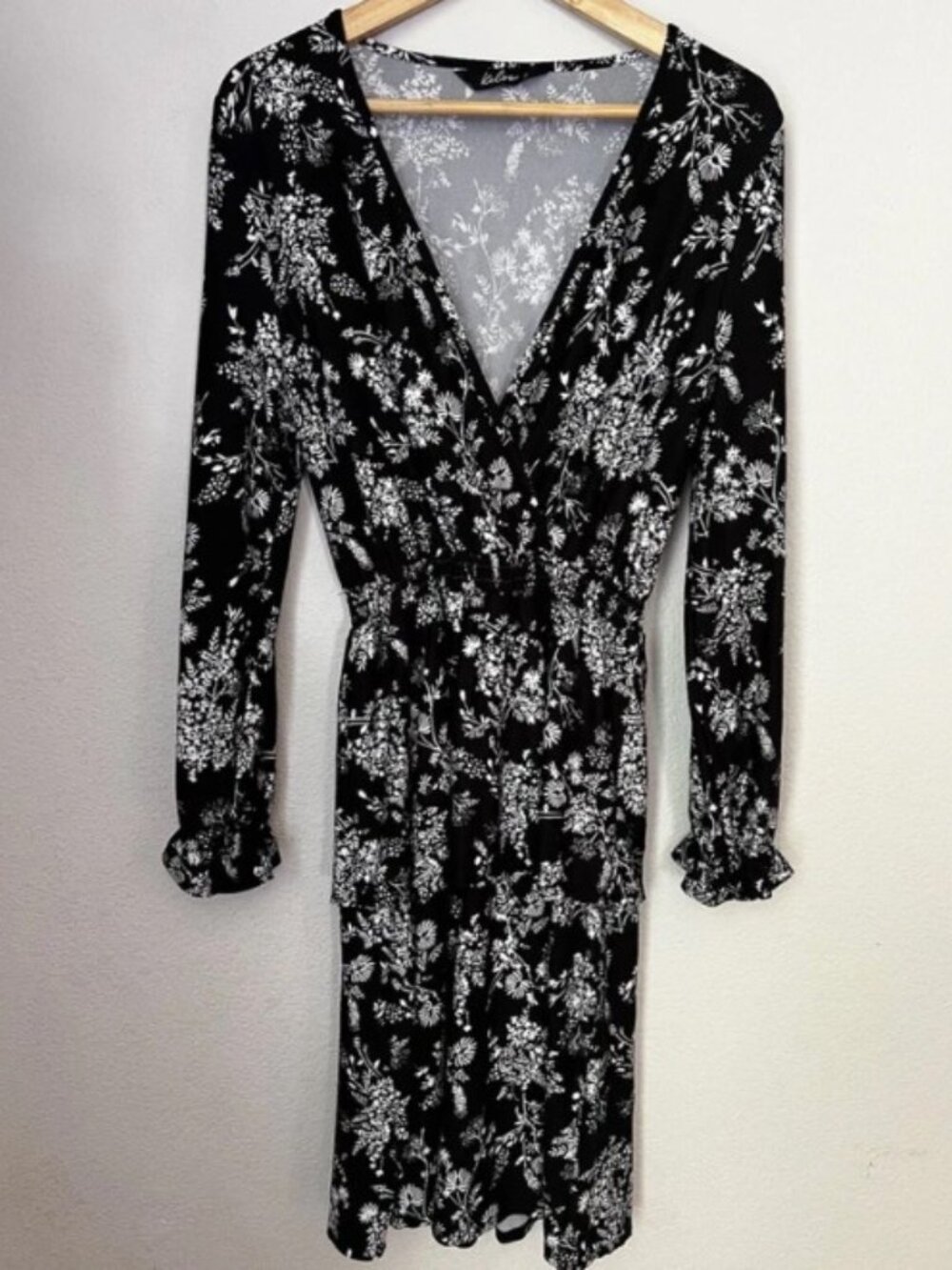 Kelso V-Neck Cinched Wrist And Waist Knee Length Dress Size 10